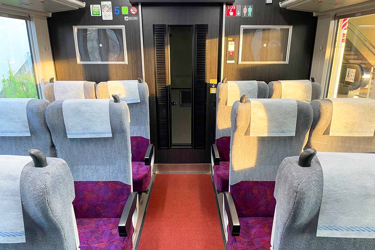 E235系グリーン車平屋席