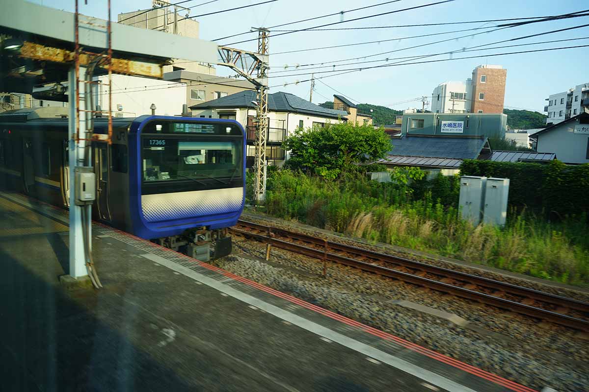 E235系すれ違い