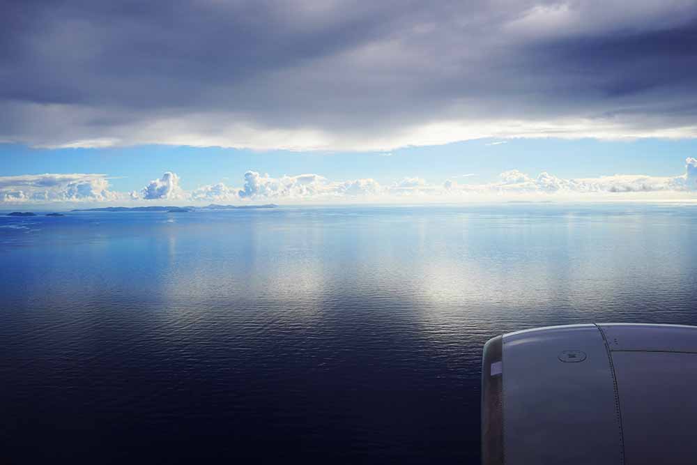 鏡のような海