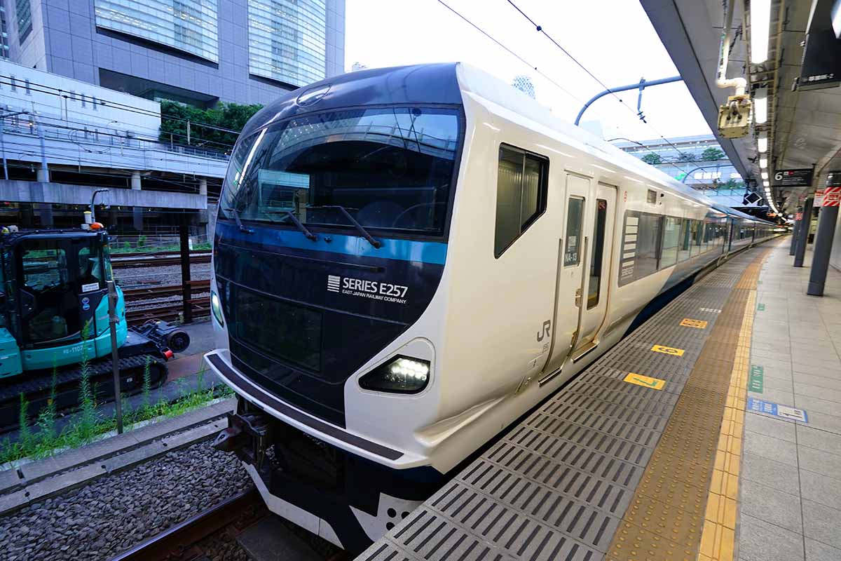 乗車案内板　　特急とき No.3057 乗車口案内札 サンダーバード 5号車(加賀温泉駅): 鉄道
