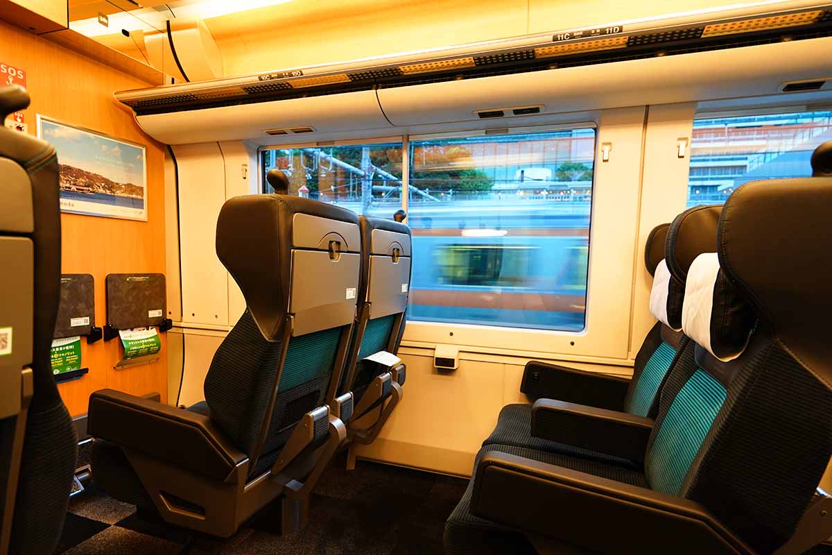 E257系グリーン車横から