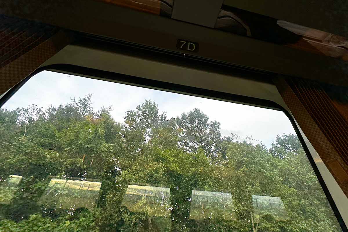 キハ281系グリーン車窓