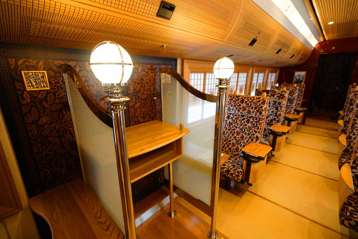 36ぷらす3　グリーン席　仕切り