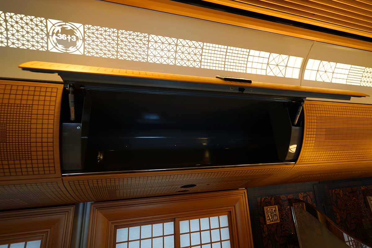 36ぷらす3　グリーン席手荷物棚