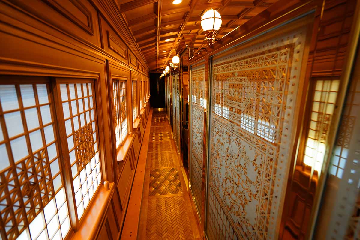 36ぷらす3　グリーン個室通路