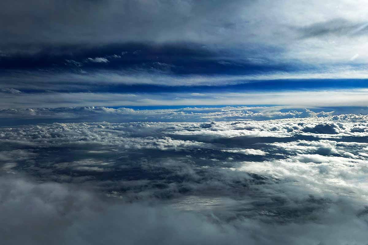 天気が悪い日の上空