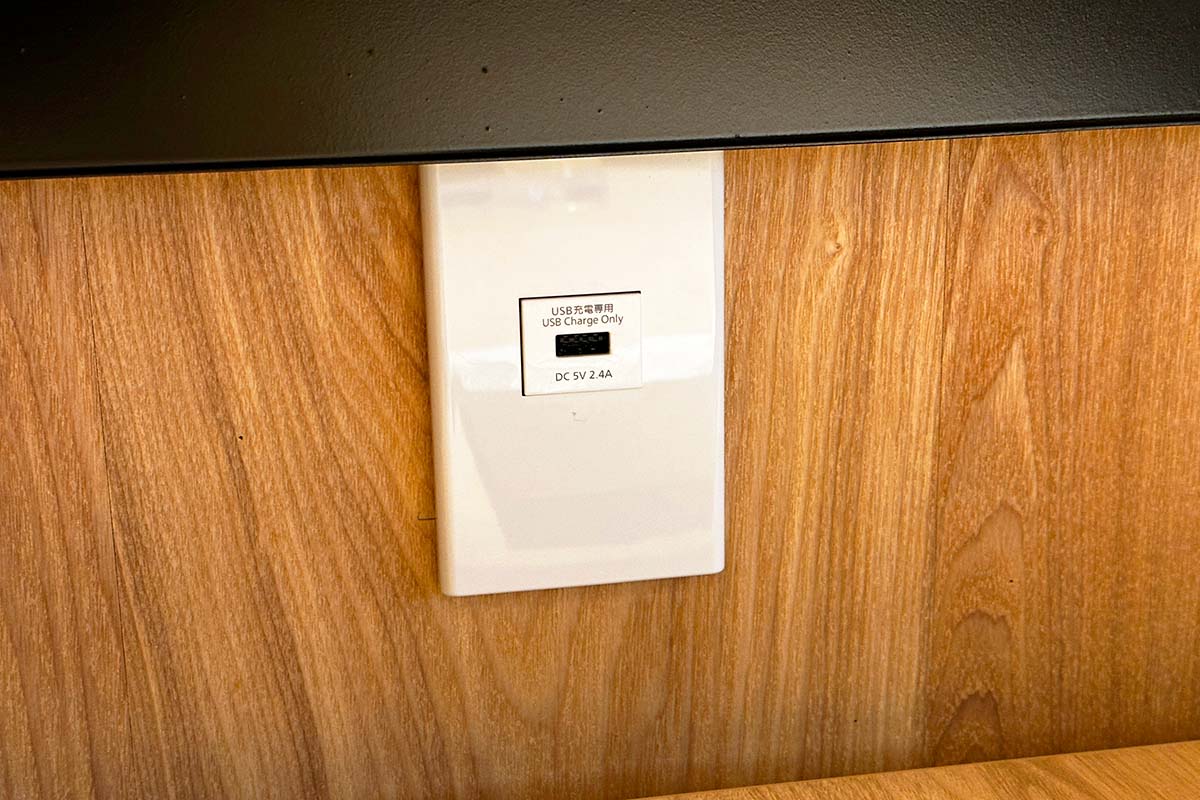 ぼてぢゅうテーブルUSBポート