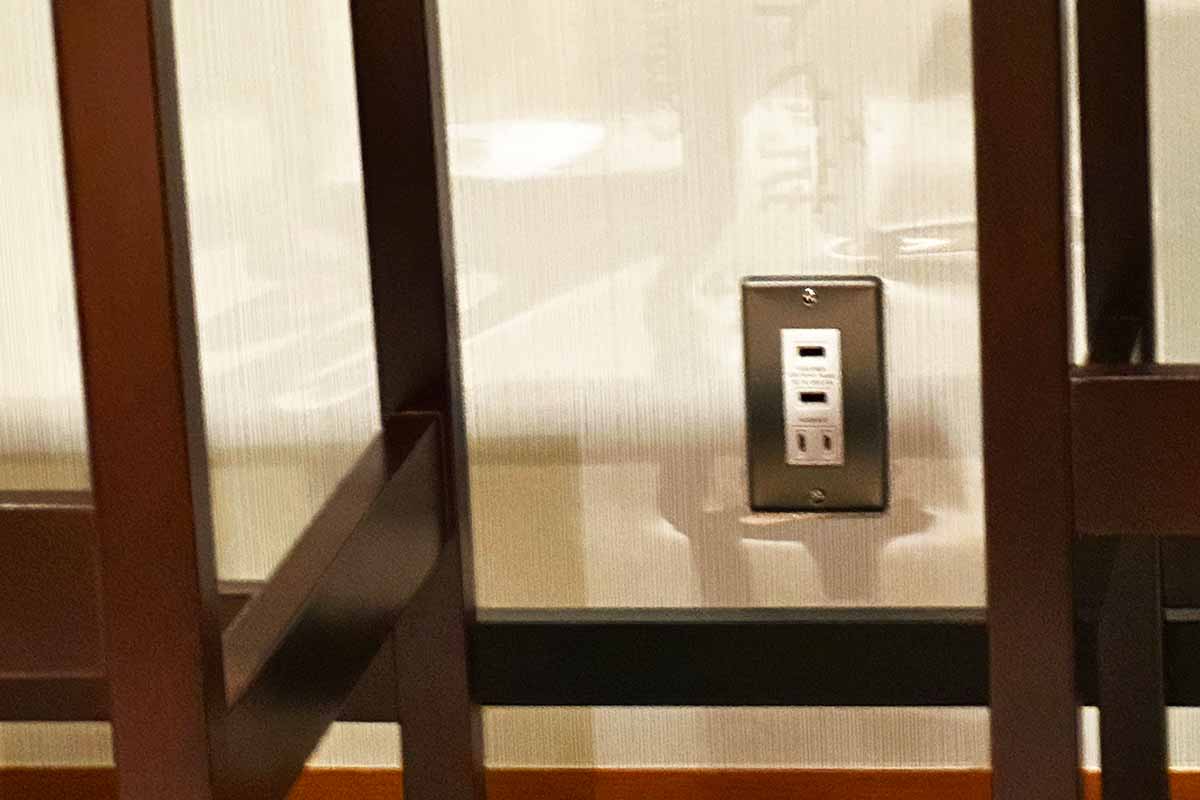 KALラウンジ コンセント