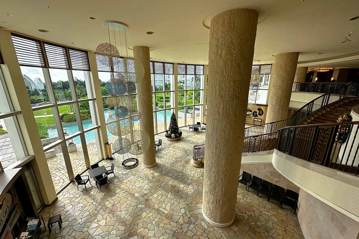 吹き抜けロビー