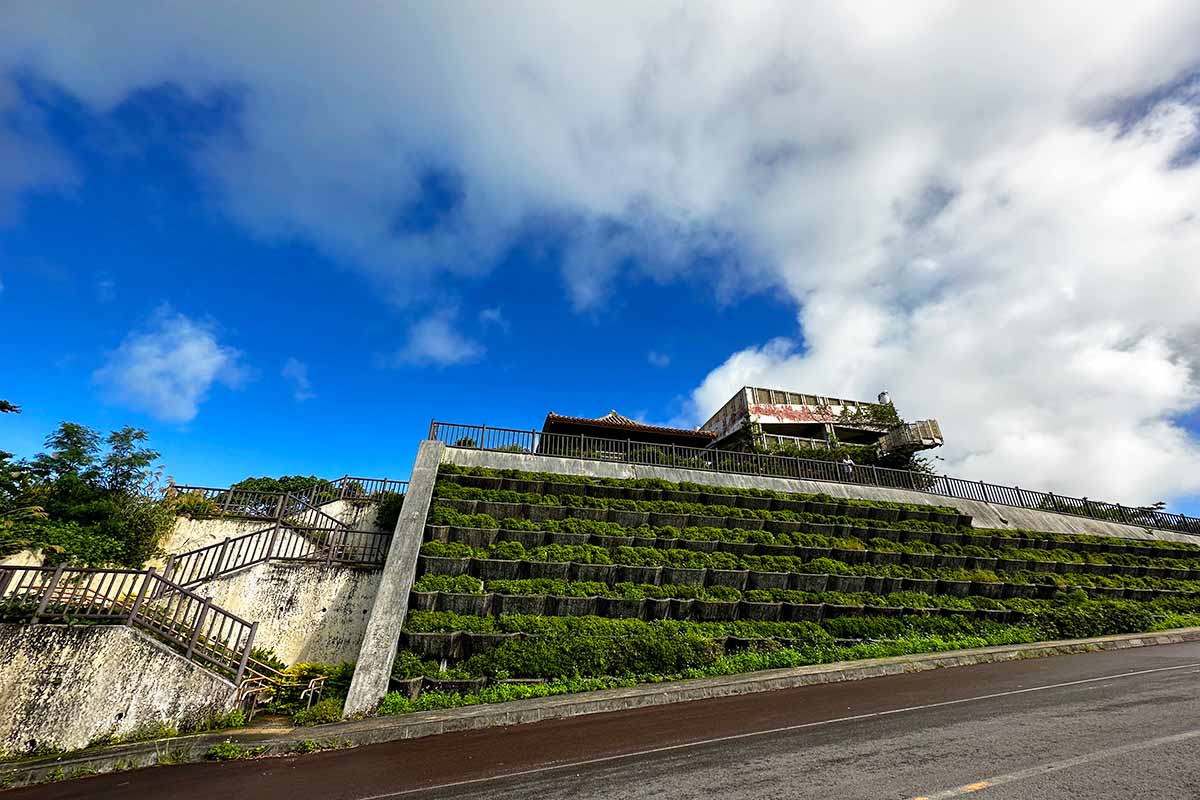 エメラルドの海を見る展望台　全景