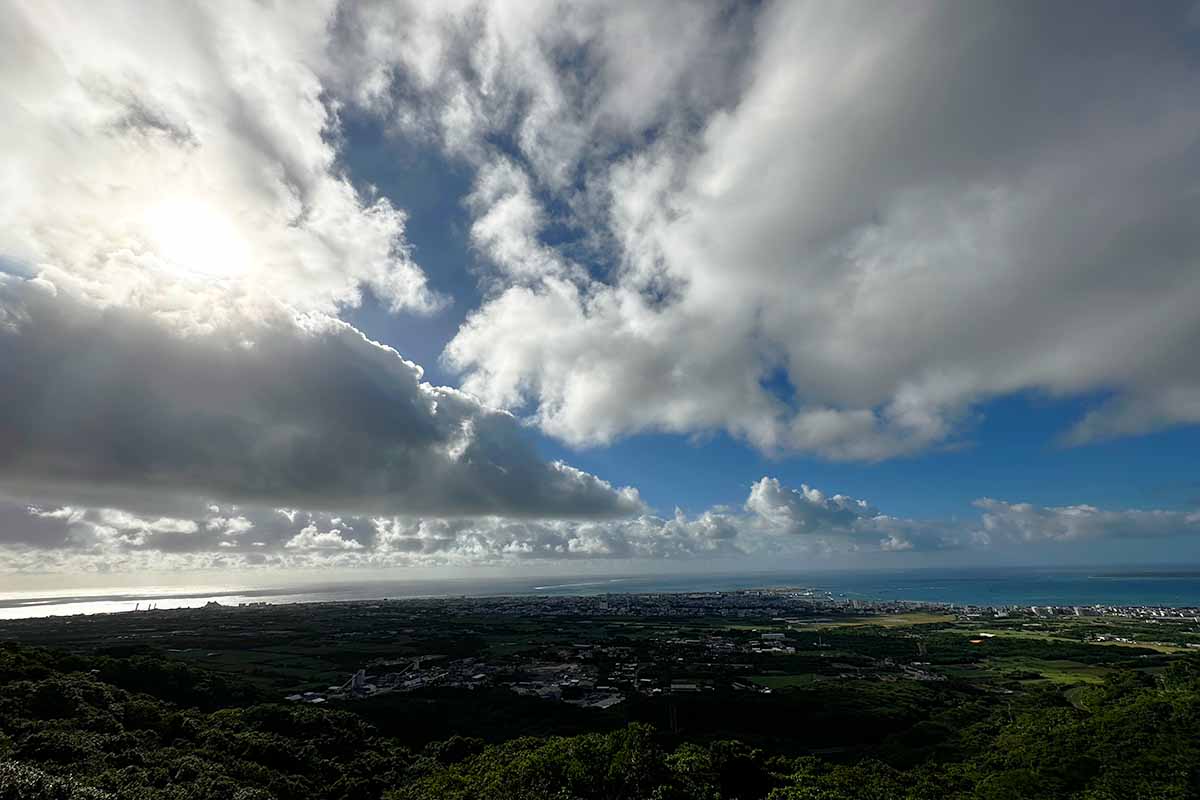 エメラルドの海を見る展望台全景