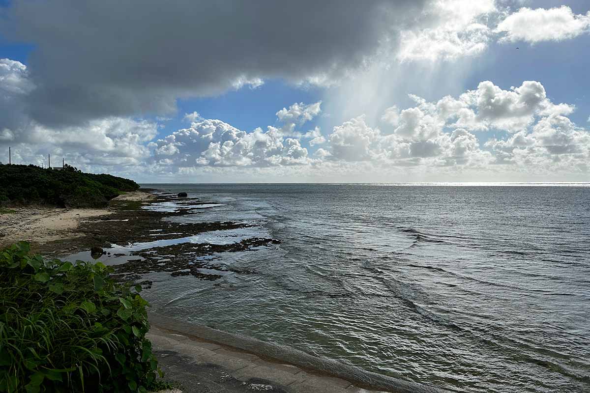 石垣の海のとおり雨