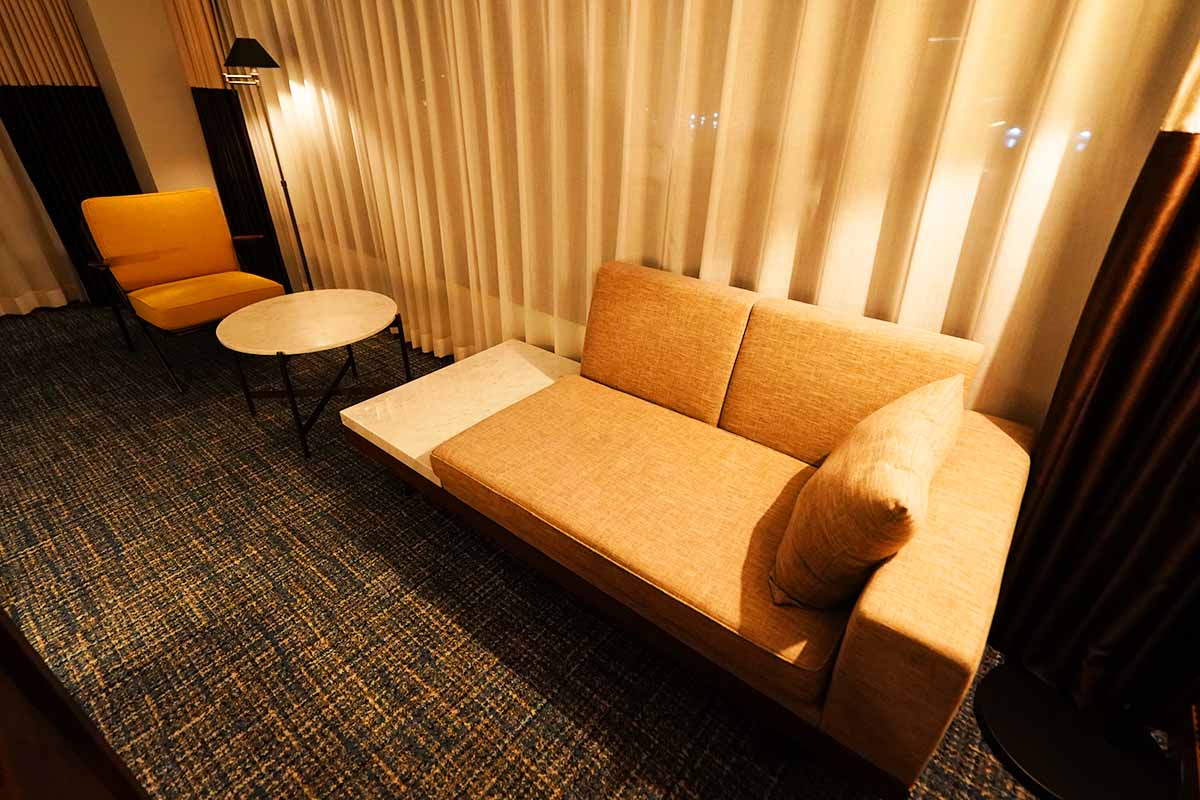 フォーポイントバイシェラトン名古屋　ジュニアスイート　ソファ