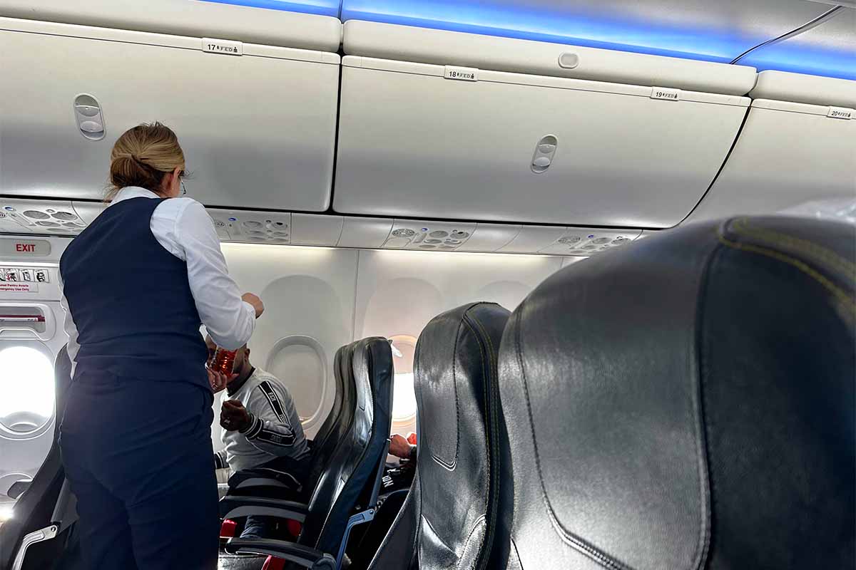 TAROM1機内サービス中