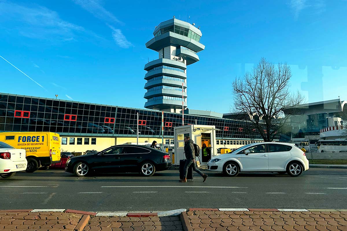 アンリ・コアンダ国際空港 管制塔