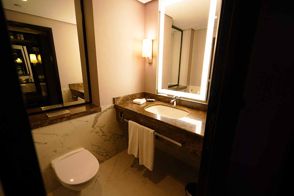 シェラトンブカレストホテル　エグゼクティブスイート　トイレ1