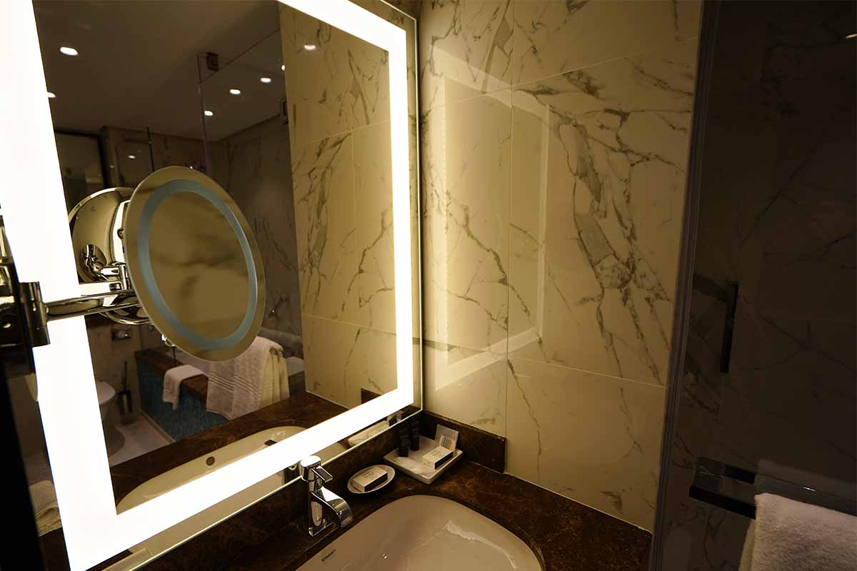 シェラトンブカレストホテル　バスルーム　ミラー