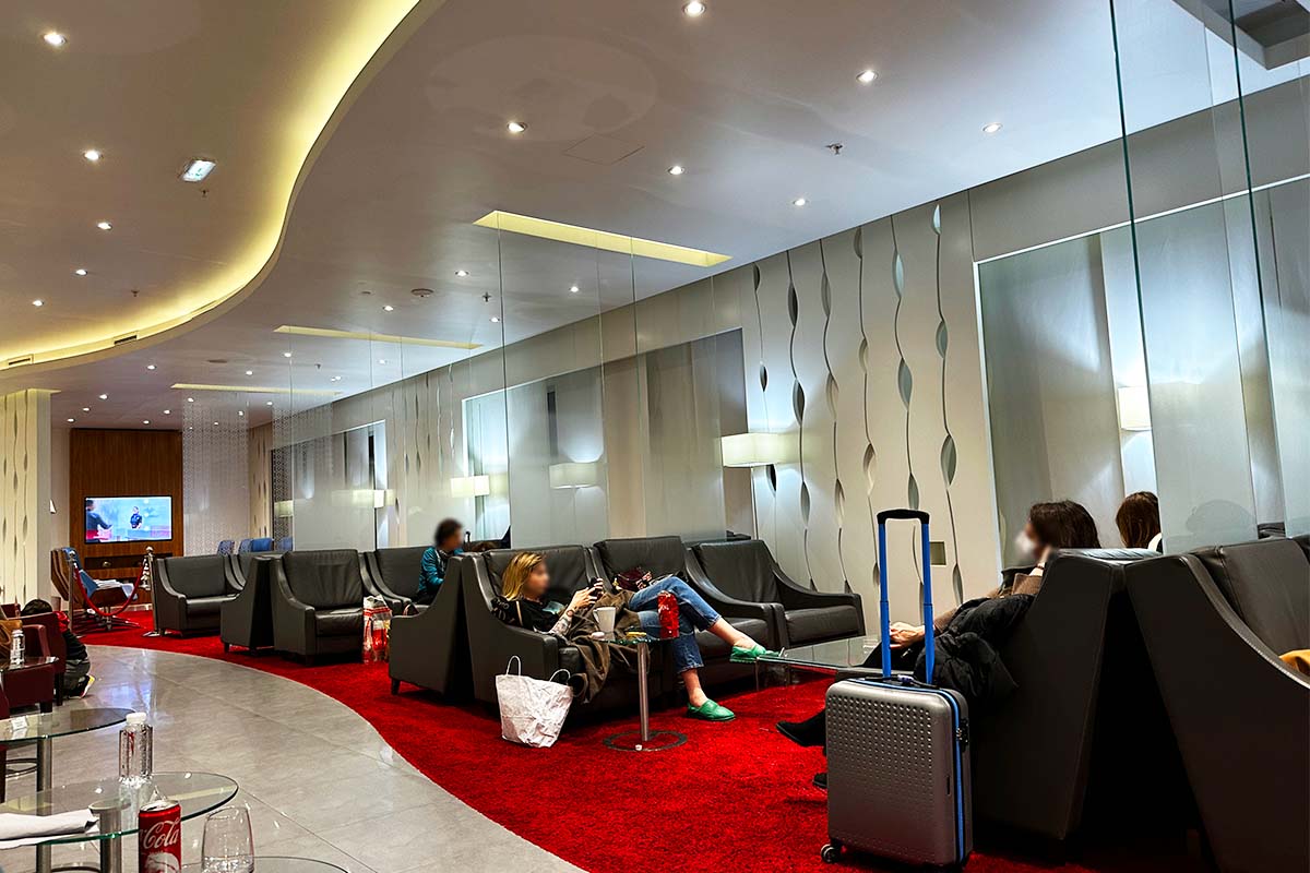 エアセルビア　プレミアムラウンジ　ソファエリア