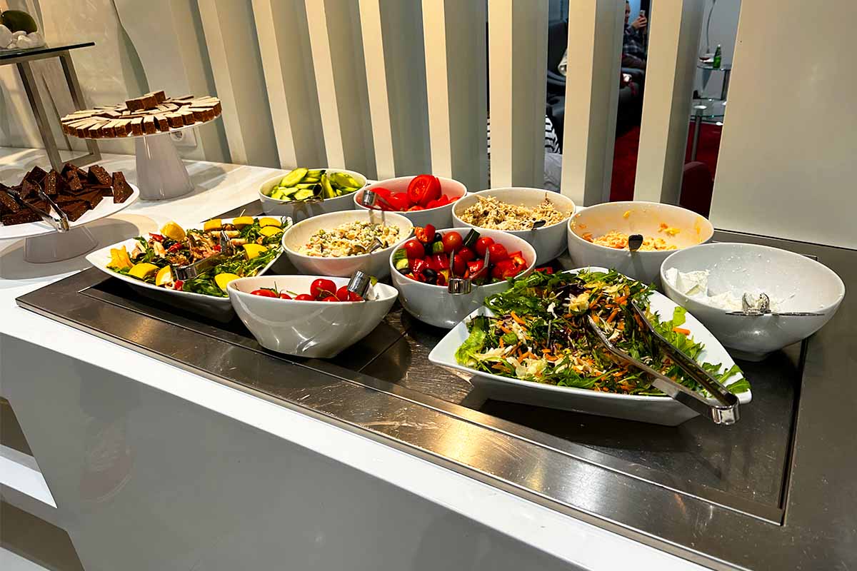 エアセルビア　プレミアムラウンジ　食事