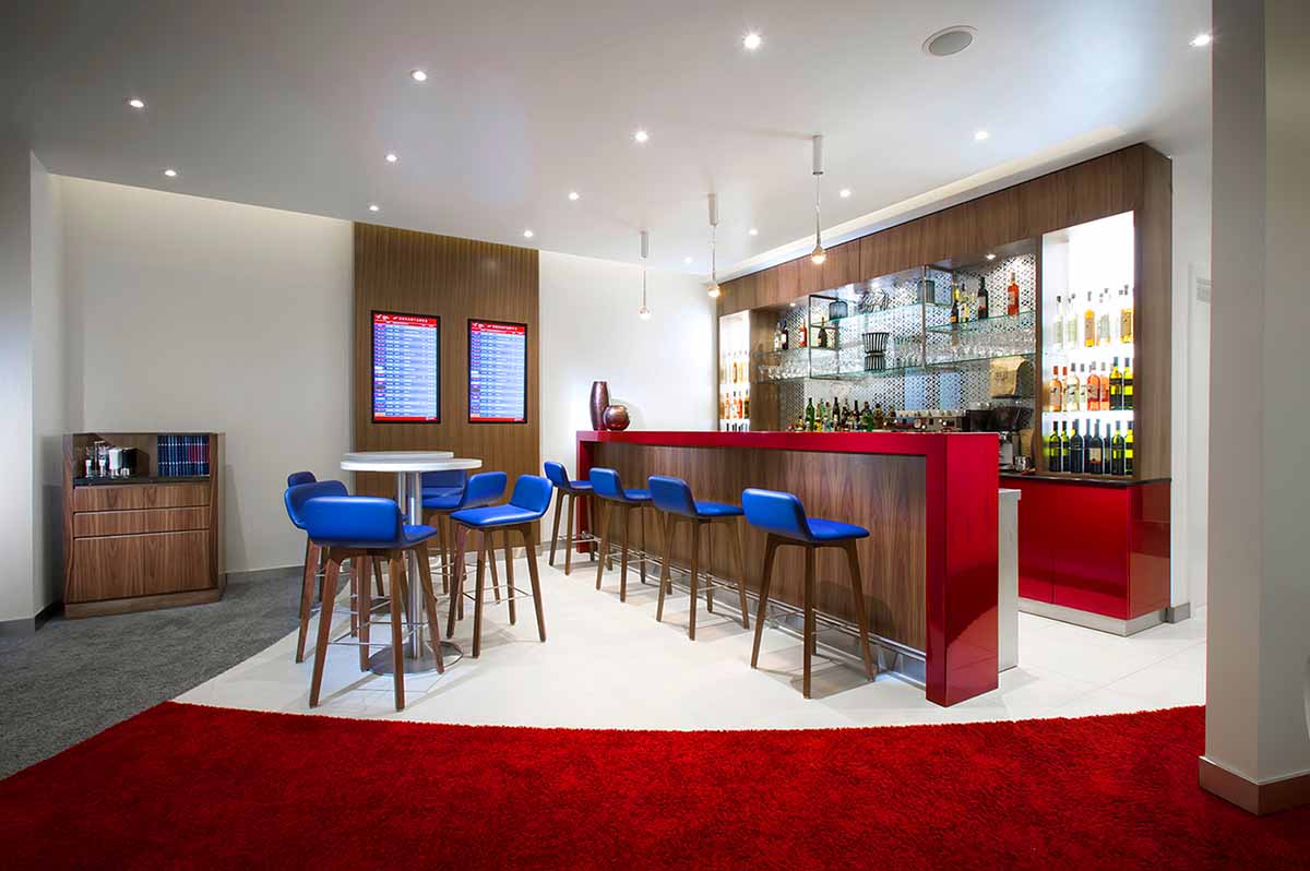 エアセルビア　プレミアムラウンジ　バーカウンター