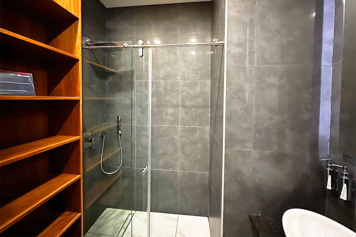 エアセルビア　プレミアムラウンジ　バスルーム