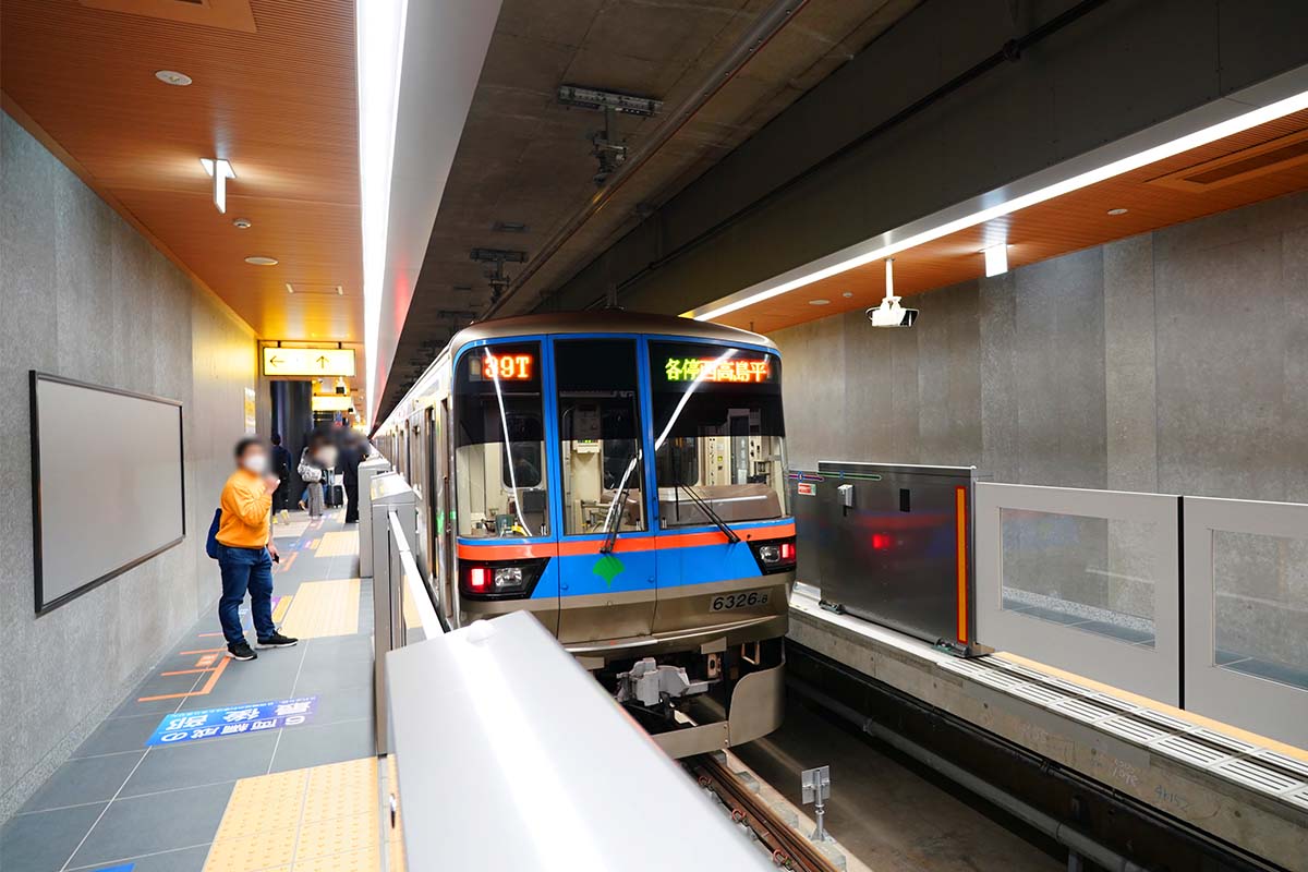 新横浜駅　都営地下鉄車両