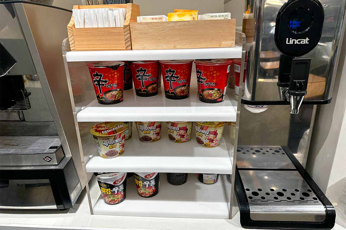 スカイハブラウンジ　カップ麺
