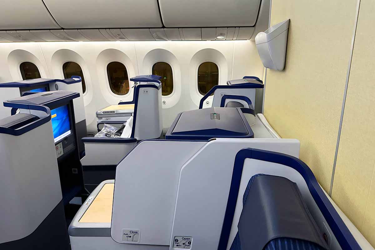 ANAビジネスクラス L2ドア付近シート