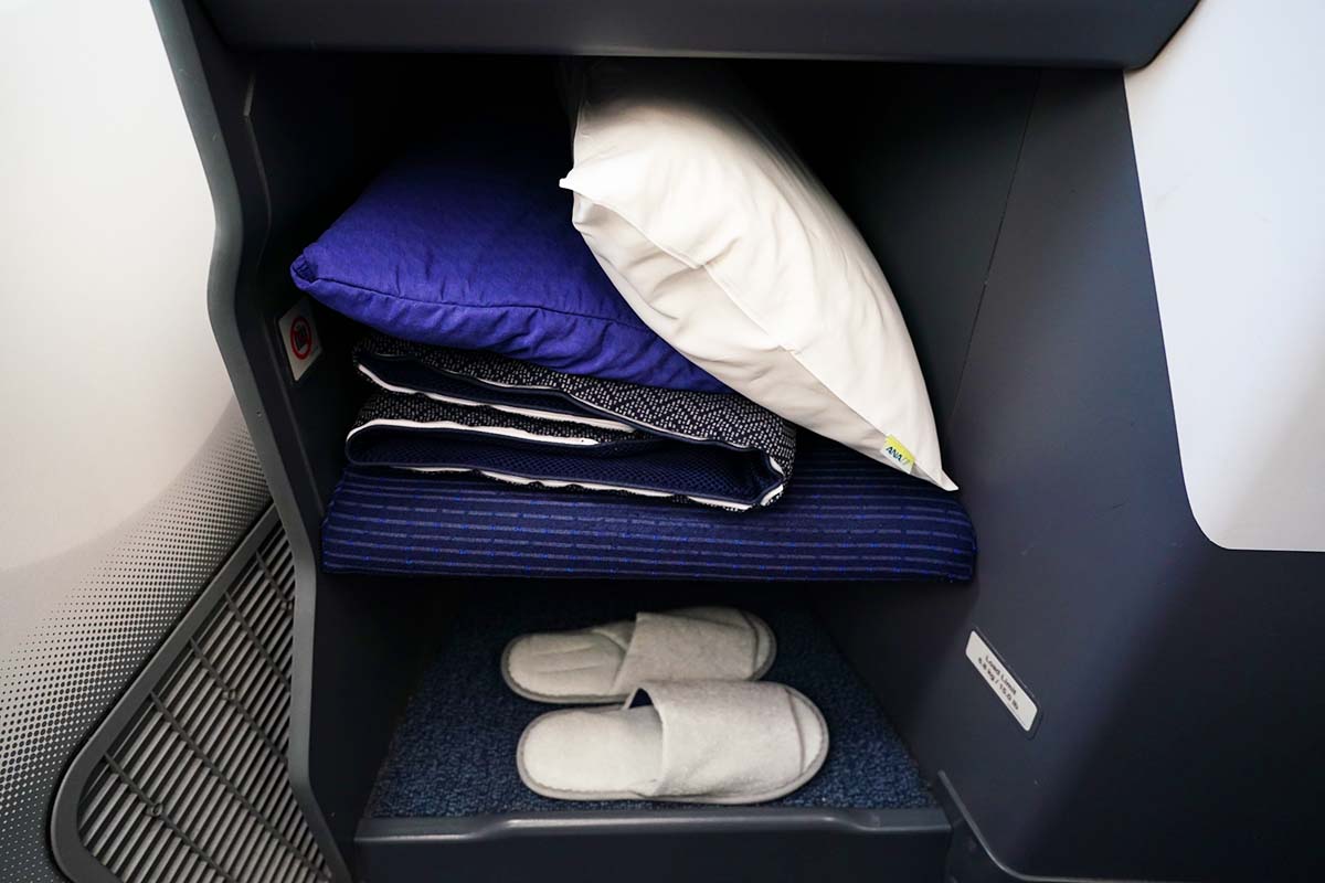 ANA Business staggered footarea