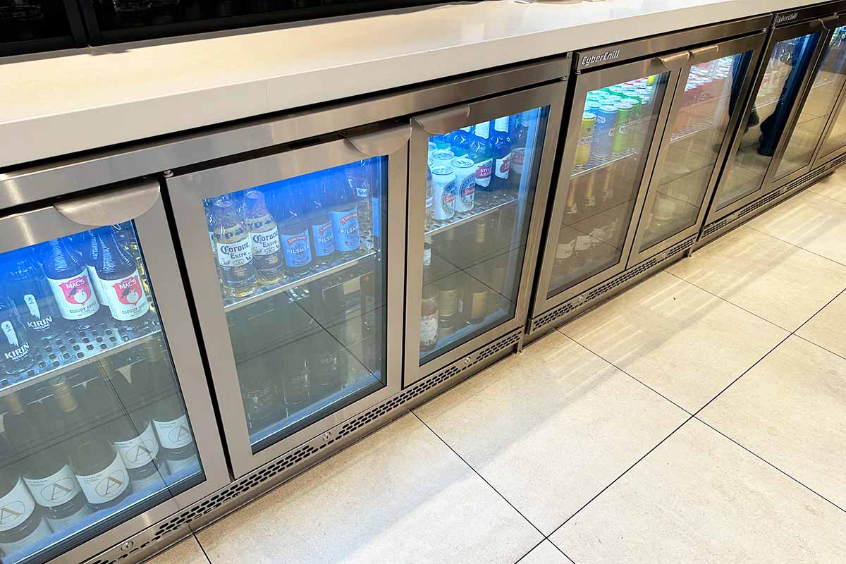 パース空港　ニュージーランド航空　ラウンジ　白ワイン