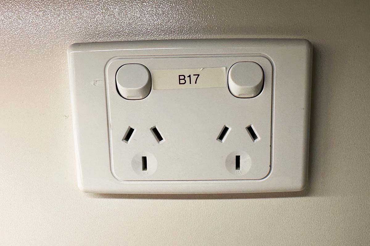 パース空港　ラウンジ　ニュージーランド航空　コンセント