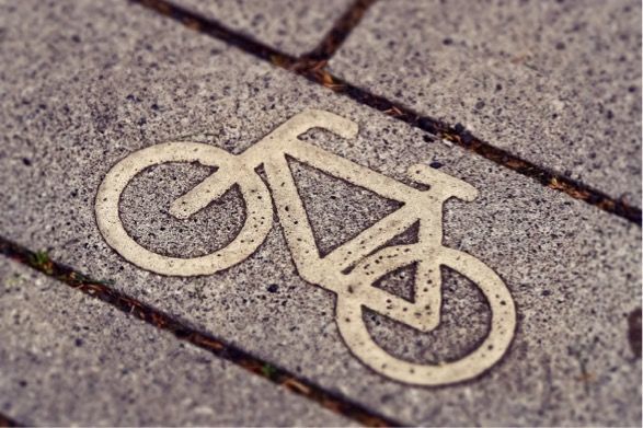 自転車 すれ違い からだが当たった
