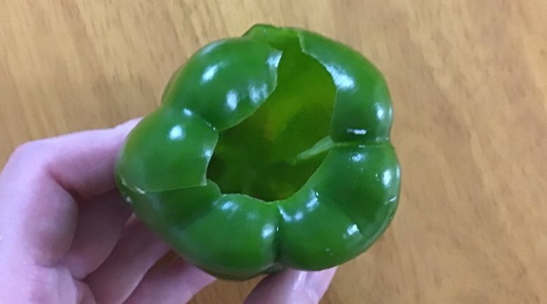 ピーマン ヘタとタネをぽんっと押して取ったところ