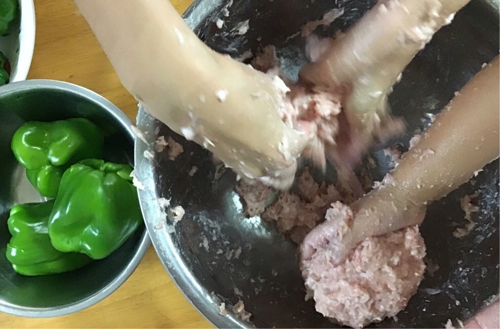 ピーマンそのまま肉詰め お肉を子供たちがまぜまぜ