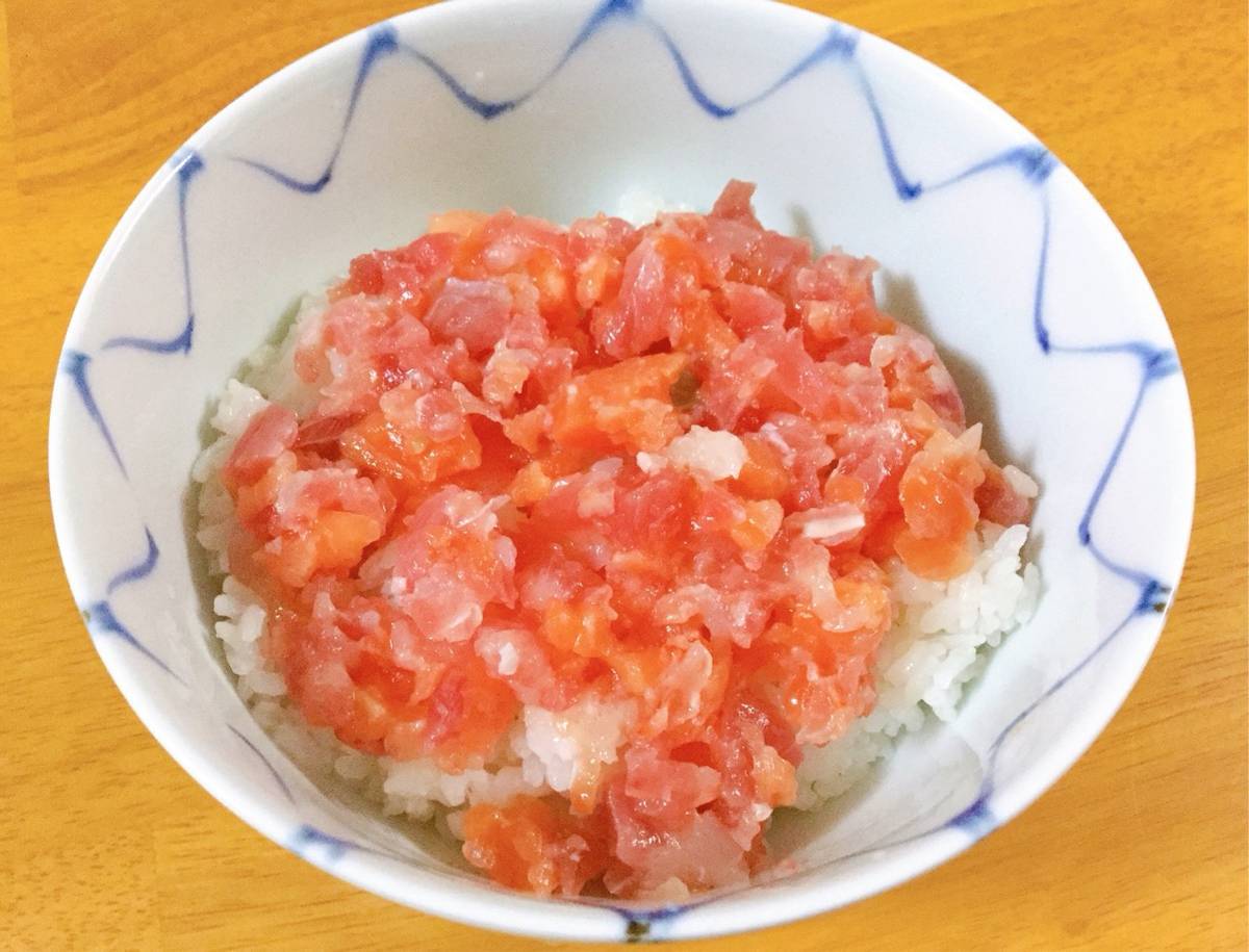 マグロ・サーモン・赤エビ丼の写真