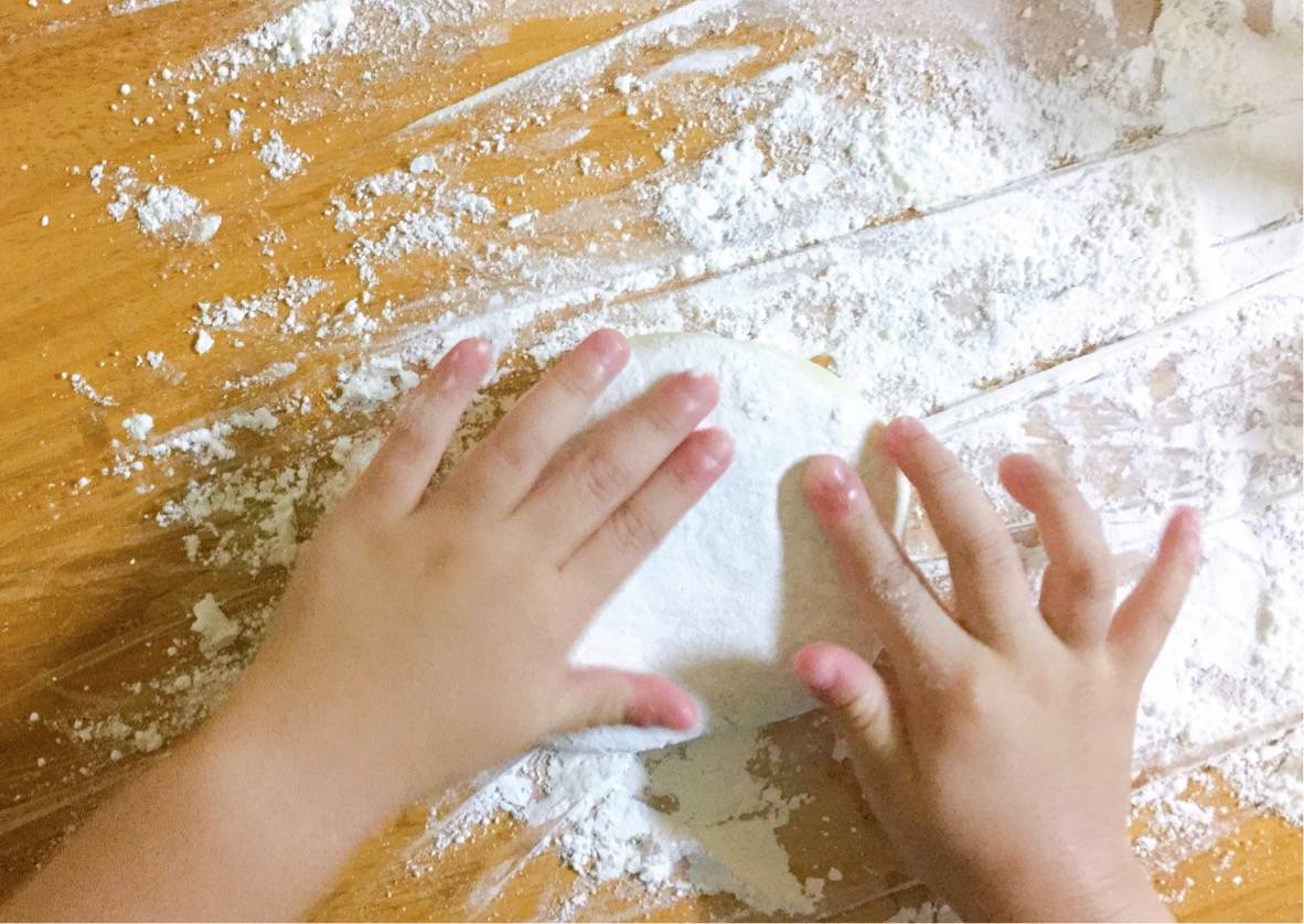 本格ピザ生地玉をのばしている写真