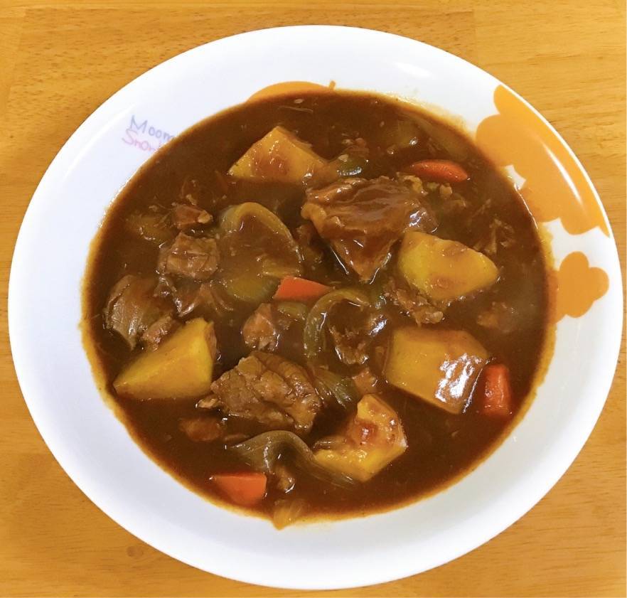 Oisixの商品　ハム工房シェモワの豚すね肉水煮を使ったビーフシチュー