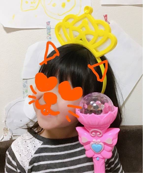 長女の小学校の夏祭りで買ったでっかいカチューシャをつけた次女の写真