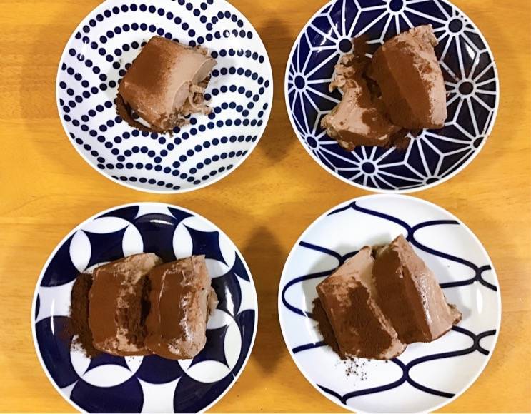 有田焼のお皿にチョコムースをのせた写真