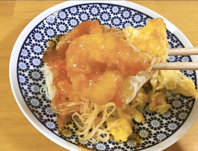 エビチリそうめんをお箸で持っている写真