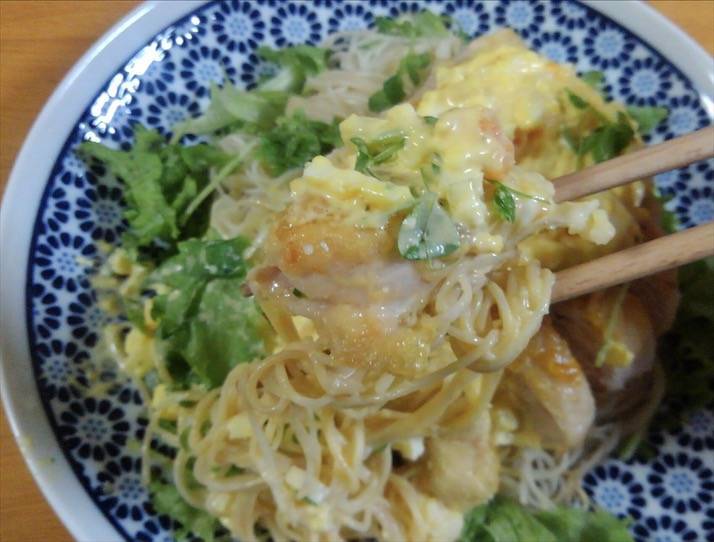 チキン南蛮そうめんをお箸で持っている写真