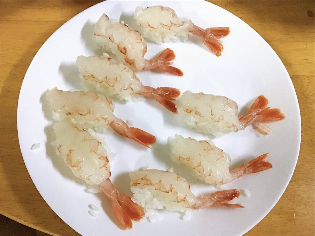 長女が握ったエビのお寿司