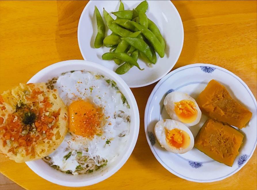 どん兵衛、煮卵、かぼちゃの煮物、枝豆の晩ごはん
