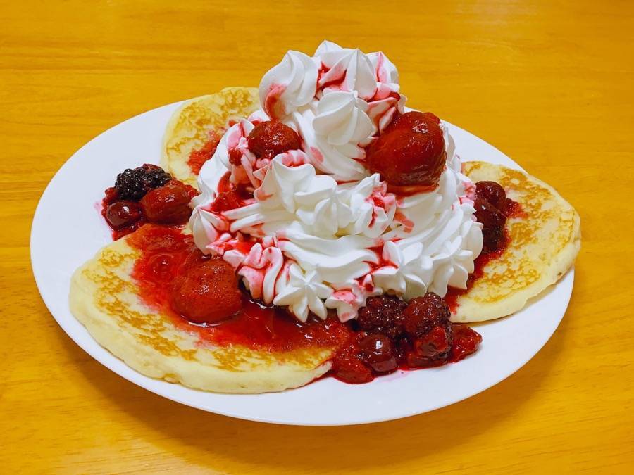 パンケーキ ホイップクリームとベリーソース