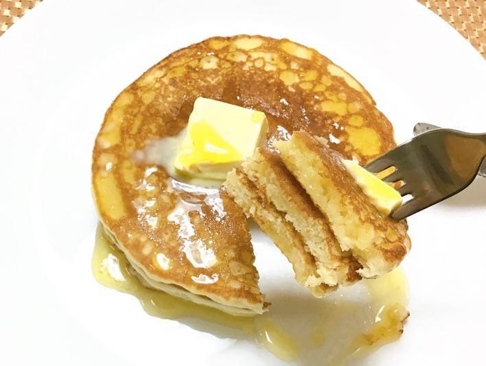 パンケーキ バターとハチミツのカット写真