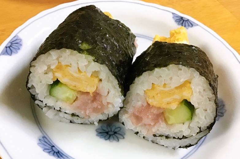 カットした鮪たたきの恵方巻