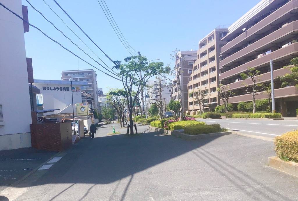 住宅街を歩くグリーンレールロード