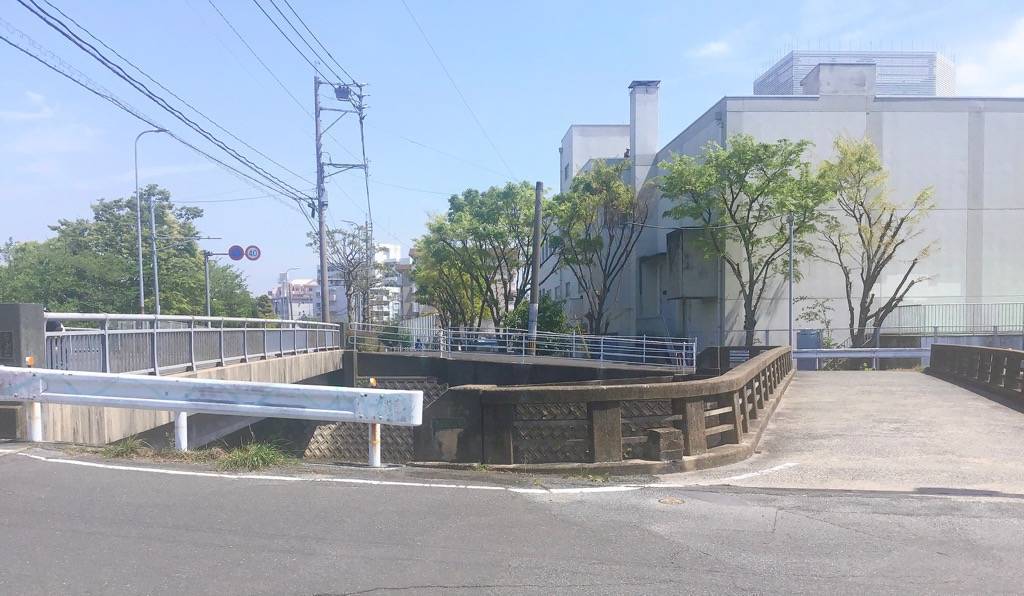 金屑川に架かる二つの橋