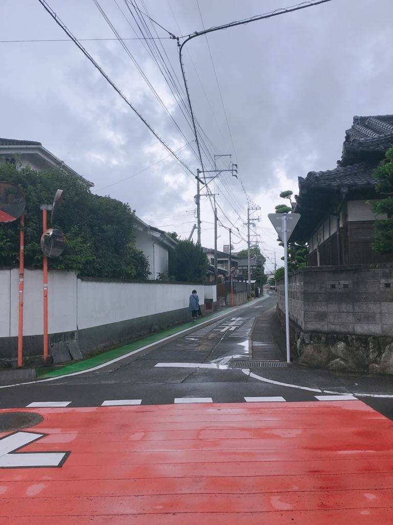 信号のない交差点を渡る