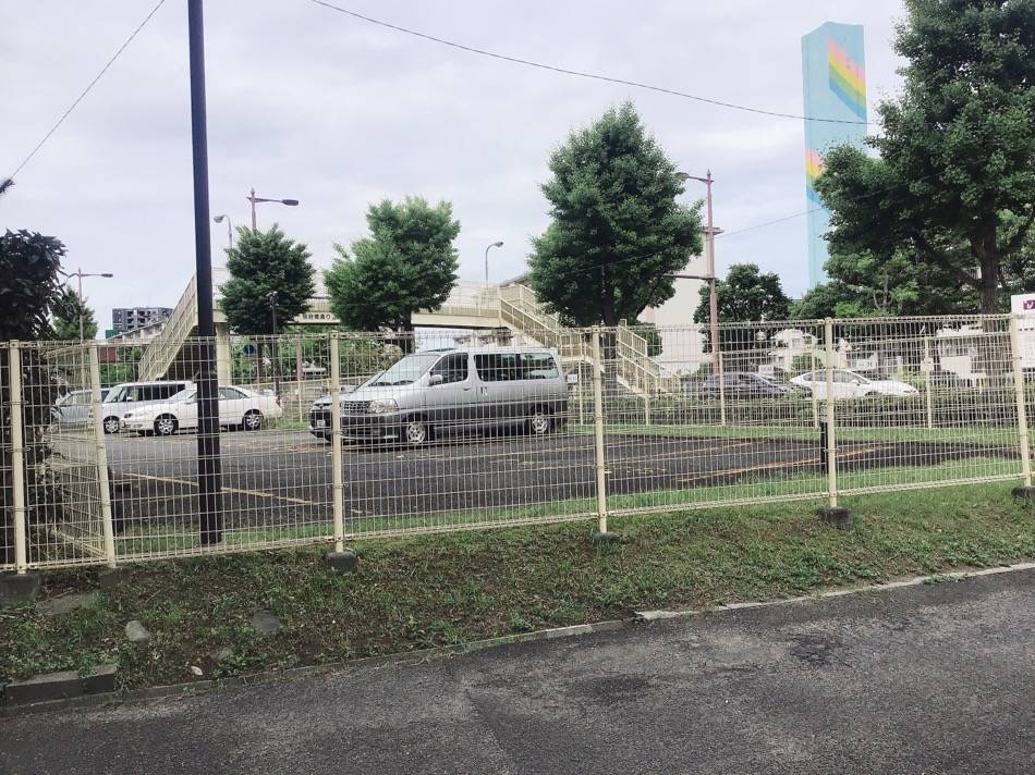 歩道橋を渡る